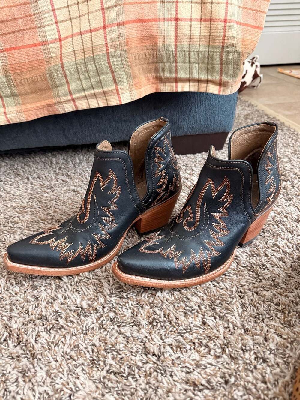 Ariat Women's Dixon Black 8.5 Booties - Snip Toe